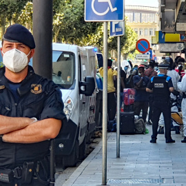 Los Mossos de Esquadra desalojaron un piso-patera, situado en la Rambla de Ferran de Lleida / Ferran Barber