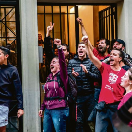 Manifestants a les portes del Bloc Llavors, al carrer Lleida de Barcelona, després d'aturar el darrer intent de desnonament. Sindicat de Barri del Poble Sec