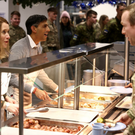  El primer ministro del Reino Unido, Rishi Sunak, sirve la cena de Navidad a las tropas con el primer ministro de Estonia, Kaja Kallas (izq.), en la base militar de Tapa.- Henry Nicholls / PA Wire / dpa