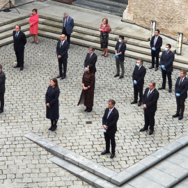 Los representantes del Gobierno autonómico y de los grupos parlamentarios de las Cortes mantuvieron la distancia de seguridad durante el acto oficial.