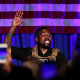 El rapero Kanye West celebra su primer mitin en apoyo de su candidatura presidencial en North Charleston, Carolina del Sur. REUTERS / Randall Hill