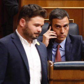 El diputado de ERC, Gabriel Rufian, pasa junto al presidente del Gobierno, Pedro Sánchez, en el Congreso de los Diputados. E.P./Eduardo Parra