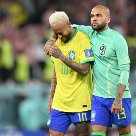  09 de diciembre de 2022, Qatar, Al-Rayyan: El brasileño Dani Alves (R) consuela a su compañero Neymar mientras llora después de la derrota de su equipo en el partido de fútbol de cuartos de final de la Copa Mundial de la FIFA Qatar 2022 entre Croacia