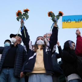 Varias personas protestan en una manifestación contra el ataque ruso a Ucrania en la plaza Syntagma de Atenas, Grecia, el 1 de marzo de 2022. -GEORGE VITSARAS / EFE / EPA