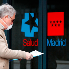 Un hombre frente a un centro de salud de la Comunidad de Madrid. EFE