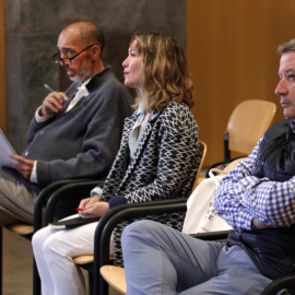 Natalio Grueso, Judit Pereiro y José María Vigil, durante el juicio del 'caso Niemeyer'. / EFE