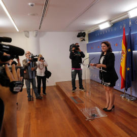 La portavoz parlamentaria del PSOE, Adriana Lastra, durante su comparecencia ante los medios tras la reunión que ha mantenido el presidente del Gobierno en funciones, Pedro Sánchez, con el secretario general de Podemos, Pablo Iglesias. EFE/Zipi