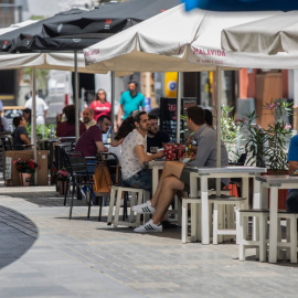 Pie de Foto: Terrazas de bar durante el primer día de inicio de la Fase 3 de la desescalada, cuando los bares y restaurantes tienen permitido el consumo en barra, y el aforo del 50% en interior y el 75% en terraza. En Sevilla, (Andalucía, España), a 08