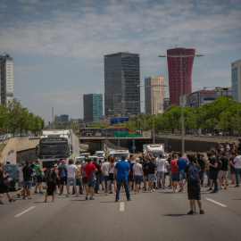 Treballadors de Nissan durant el tall de la Gran Via d'aquest divendres. EUROPA PRESS / DAVID ZORRAKINO