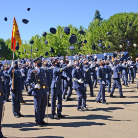 El lanzamiento al aire de las gorras de los nuevos sargentos de la XXVIII Promoción, tras el acto de entrega de despachos en la Academia Básica del Aire de León.