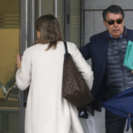 El expresidente madrileño, Ignacio González,  a su llegada a la Audiencia Nacional para testificar por la presunta financiación ilegal del PP en el caso Púnica. - EFE