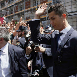 El delantero portugués del Real Madrid, Cristiano Ronaldo celebra el título de Liga en Madrid. | EFE