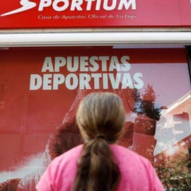 Una mujer observa una casa de apuestas. EFE