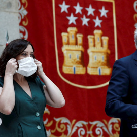 La presidenta de la Comunidad de Madrid, Isabel Díaz Ayuso, y el consejero de Sanidad, Enrique Ruiz Escudero, durante la presentación de la Estrategia de continuidad del COVID-19, hoy en la Real Casa de Correos,en Madrid. EFE/ Mariscal