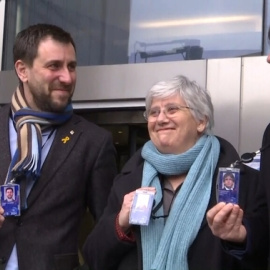 Els eurodiputats Clara Ponsatí, Toni Comín i Carles Puigdemont mostren la seva acreditació a les portes del Parlament Europeu. CCMA