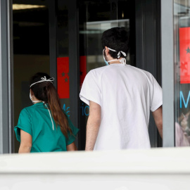 Personal sanitario del hospital La Paz de Madrid este jueves durante la cuarta jornada laboral de aislamiento para frenar el avance del coronavirus. EFE/Mariscal