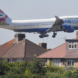 Un avión Boeing 747 de British Airways, a punto de aterrizar en el aeropuerto londinense de Heathrow. /REUTERS