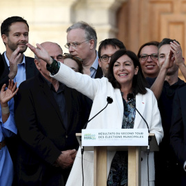 La alcaldesa de Parí, Anne Hidalgo, celebra su victoria en coalición con los verdes.- EFE/EPA/JULIEN DE ROSA