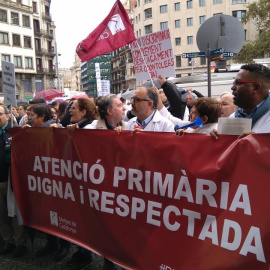 Metges de Catalunya protesten durant la vaga dels treballadors d'atenció primària i metges contra la saturació de feina. @metgescatalunya