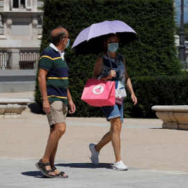 Dos personas pasean por el centro de Madrid, este lunes. | EFE