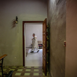  Un sacerdote se prepara para una misa en la iglesia de Sant Esteve de Vilobi, a 12 de abril de 2020.- EP