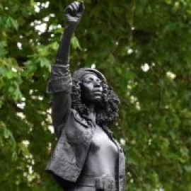 Cambian la estatua de un esclavista por la de una manifestante negra en Bristol