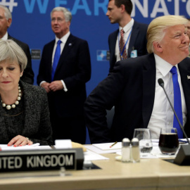 Trump, junto a May en la cumbre de la OTAN en Bruselas. REUTERS/Matt Dunham