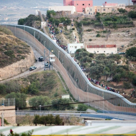  Un intento de salto a la valla de Melilla en una imagen de mayo de 2021. — Ángela Ríos / EUROPA PRESS