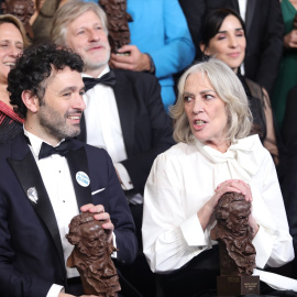  Los ganadores de los Goya 2023 Rodrigo Sorogoyen y Susi Sánchez posan con su premio, a 11 de febrero de 2023, en Sevilla, Andalucía. María José López / Europa Press