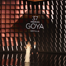 Los actores y presentadores de la gala de la 37 edición de los Premios Goya, Clara Lago y Antonio de la Torre, en el Palacio de Congresos y Exposiciones FIBES, a 11 de febrero de 2023, en Sevilla, Andalucía (España). Foto: Eduardo Parra / Europa Press