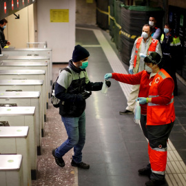 Repartiment de mascaretes al Metro de Barcelona. EFE / MARTA PÉREZ.