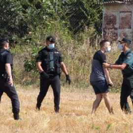 Imágenes del conflicto entre el periodista y la Guardia Civil. / PATXI CASCANTE