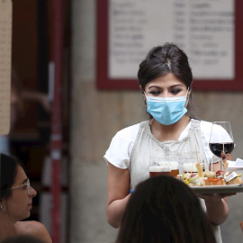 La pandemia expulsa del mercado laboral a casi 750.000 mujeres en apenas tres meses. EFE/LUIS TEJIDO