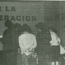  Stand de EHGAM en una evento de Euzkadiko Ezkerra publicada en el número 3 de la revista Gay Hotsa (1979)