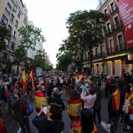 Decenas de vecinos participan este domingo, frente a la sede del PSOE en la madrileña calle Ferraz, en una cacerolada contra el Gobierno por su gestión en la crisis del coronavirus. EFE/Rodrigo Jiménez