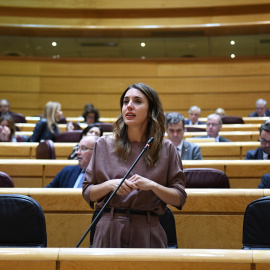 La ministra de Igualdad, Irene Montero, interviene durante una sesión plenaria, en el Senado, a 8 de febrero de 2023, en Madrid (España). Foto: Fernando Sánchez / Europa Press