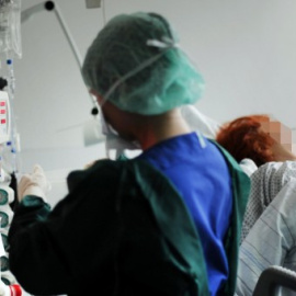 Foto de enfermera en un centro de salud en plena pandemia. / ARCHIVO