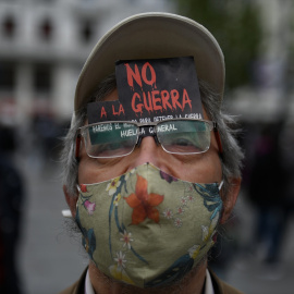  Un hombre con un cartel de 'No a la guerra', en la manifestación por la insumisión a todas la guerras, en la plaza del Callao, a 8 de abril de 2022, en Madrid (España). Fernando Sánchez / Europa Press (Foto de ARCHIVO) 09/4/2022