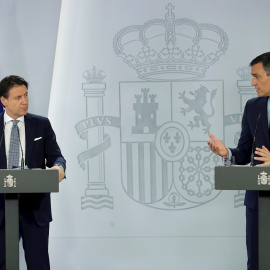 08/07/2020.- El presidente del Gobierno, Pedro Sánchez (d) y el primer ministro italiano, Giuseppe Conte (i) durante la rueda de prensa conjunta tras su encuentro en el Palacio de la Moncloa, este miércoles. EFE/ Chema Moya