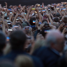 El público sosteniendo ﻿sus móviles durante un concierto de U2 en París. / JACQUES DEMARTHON/AFP/Getty Images