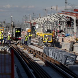 Varios obreros trabajan en las obras de la Estación de Chamartín, uno de los proyectos del Plan de Recuperación en la Estación de Chamartín, a 25 de octubre de 2021, en Madrid (España). Foto: Alberto Ortega / Europa Press