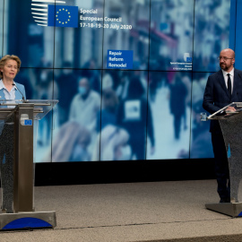 Ursula von der Leyen, presidenta de la Comisión Europea junto a Charles Michel, presidente del Consejo Europeo. / Twitter