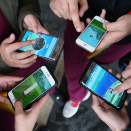 Vista de un grupo de gente jugando con sus teléfonos móviles. EFE/Archivo