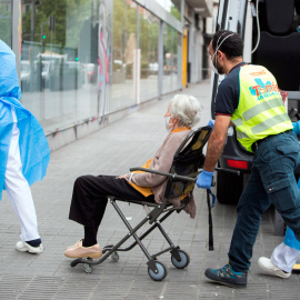 La Generalitat está trasladando ancianos con un elevado nivel de dependencia y enfermos de covid-19, procedentes de geriátricos que carecen de condiciones para atenderlos, a la residencia medicalizada abierta en Barcelona. EFE/ Marta Pérez