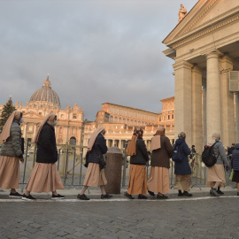  Varias mujeres en la basílica de San Pedro del Vaticano, a 2 de enero de 2023, en la ciudad del Vaticano, Roma.  Stefano Spaziani / Europa Press 02/1/2023