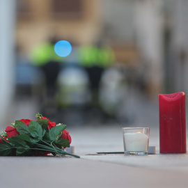 Velas y flores en la Plaza Alta, de Algeciras, donde caía el cuerpo sin vida de un sacristán tras el ataque en su iglesia a 26 de enero del 2023 en Algeciras (Cádiz, España).