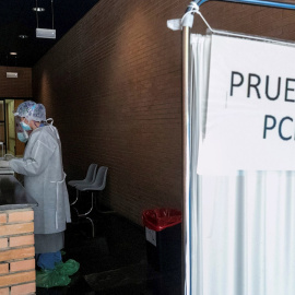 01/07/2020.- Una sanitaria esperan la llegada de pacientes a los que realizar test PCR en un espacio habilitado fuera de un Centro de Salud de la ciudad de Zaragoza. / EFE - Javier Cebollada