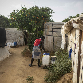 Un trabajador migrantes se lava las manos en el asentamiento en el que vive en Lepe, Huelva, en julio de 2020.- JAIRO VARGAS