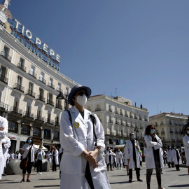 20/06/2020.- Miembros del sindicato Amyts, mayoritario entre los médicos madrileños, durante una concentración en la Puerta del Sol este sábado como homenaje a los fallecidos por la COVID-19 y en defensa de la profesión médica. EFE/Javier López