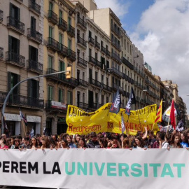 Capçalera de la manifestació estudiantil per la ILP Universitats, que té per objectiu la rebaixa de les taxes. La marxa ha recorregut el centre de Barcelona i ha finalitzat davant el Parlament català. @ILPUniversitats